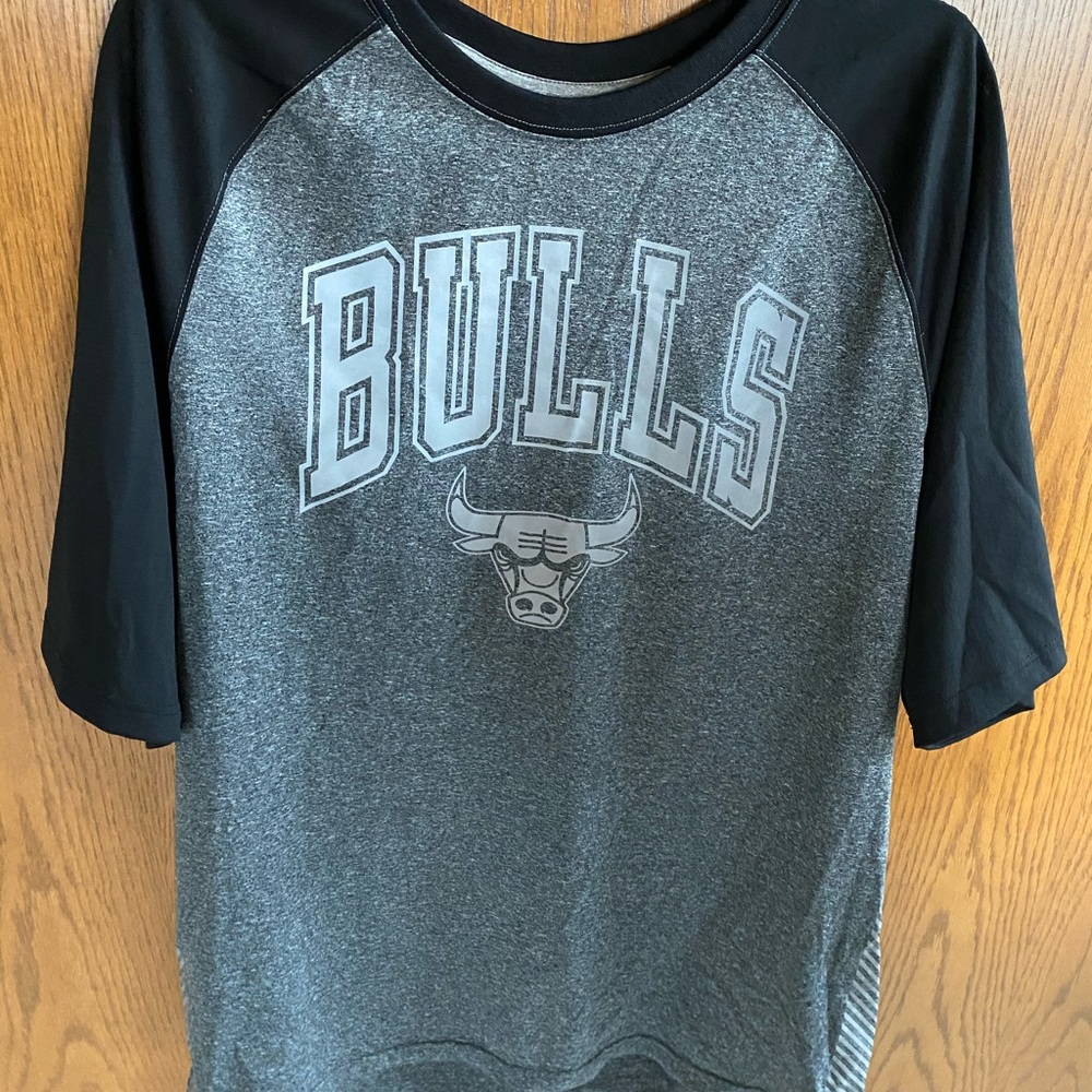 NBA Men’s XL Chicago Bulls Athletic Shirt